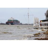 5099_0696 Das Elbufer bei Hamburg Oevelgoenne bei Sturmflut. | Hochwasser in Hamburg - Sturmflut.